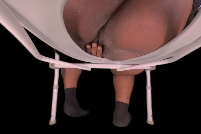 Ebony VR Solos VR.AR Fetish Films: Чорна товстушка мамка в туалеті, відео від першої особи, супер зблизька дупа, підморгування, повторна мастурбація