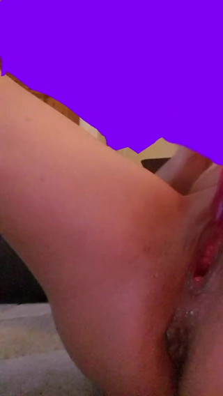 Badass Chick 2020: Lihat aku menyetubuhi diriku sendiri dengan dildo merah mudaku!