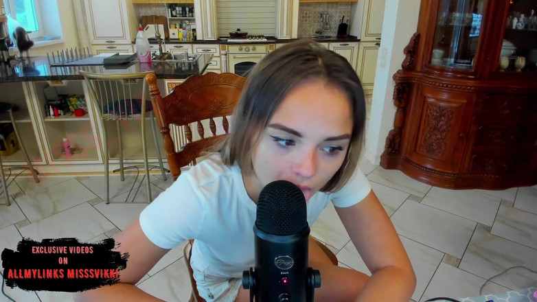 misss_vikki: Asmr chica universitaria lame micrófono