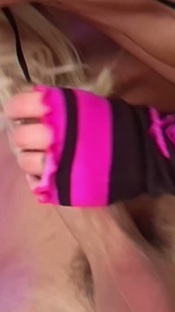 Sexy blondýna Velká prsa Kotě Delta White v žhavé trojce s velkým bílým ptákem dostane její hezkou tvář pokrytou mrdkou