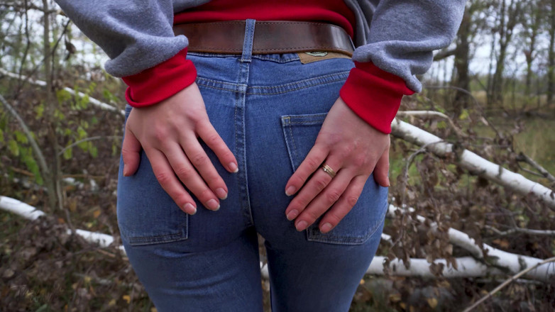 Teasecombo 4K: Milf v těsných modrých džínách škádlí její velký zadek venku