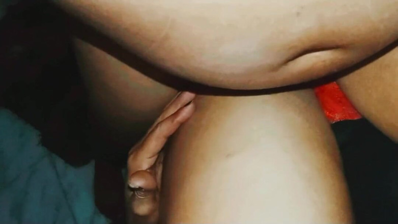 anal_queen_amateur: MILF a ejaculat cu degetele în timp ce un buștean intră și...