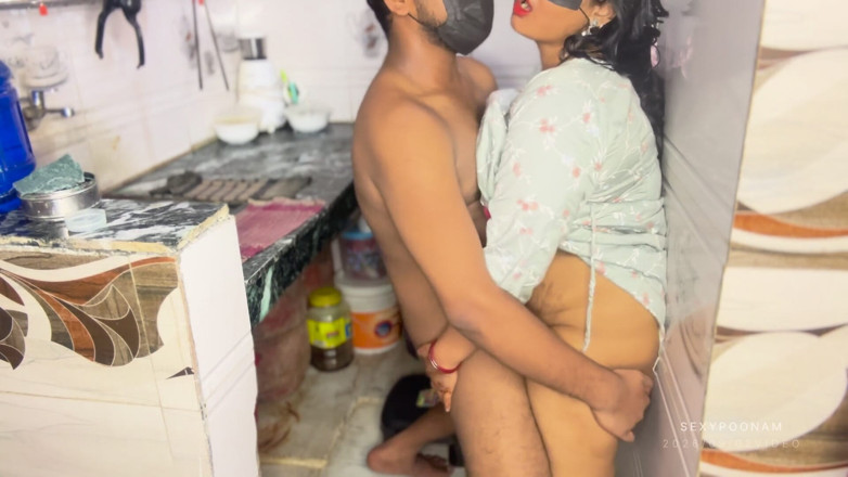 Badal09: Stepsister-in-law's Saree Slipped in the Kitchen - Stepbrother-in-law Squeezed Her Before...