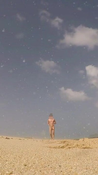 Pria nudis yang udah nggak disunat lagi lari dengan ngaceng di pantai negara