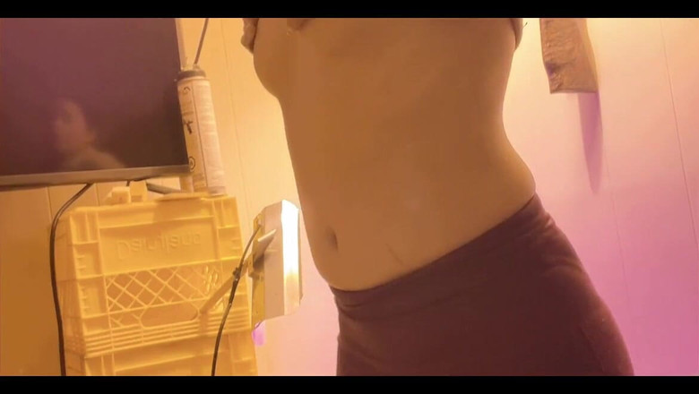 sweethanajapanese: 性感的日本阴户可爱的小女孩独自在房间里