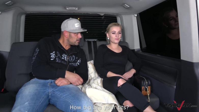 Take Van: Blondine mit erstaunlichem natürlichem vorbau schüttelt es auf einem massiven...