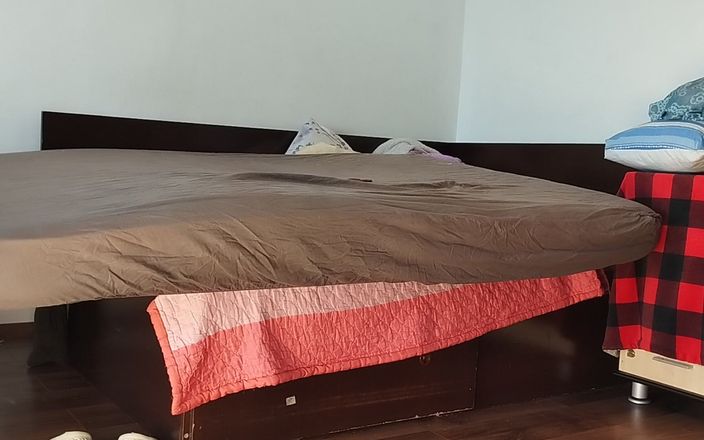 Mirsur: Une femme amateur essaye des vêtements et les coupe