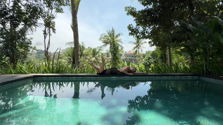 Princess Monica: Дражнити в прозорій сукні на відкритому повітрі біля басейну, роздягатися