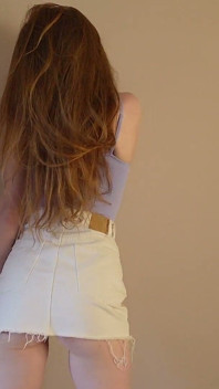 Strip-tease rousse mignonne