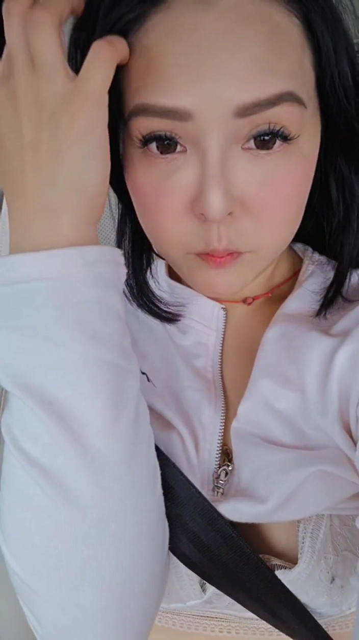 Miss Taiwan: Korean Teen Flashing in the Car