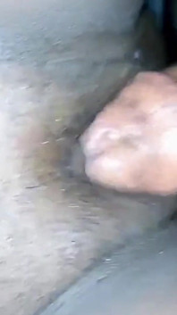 Nigeryjska chuda dziewczyna z ciasną i kremowa cipką bierze dużego czarnego kutasa