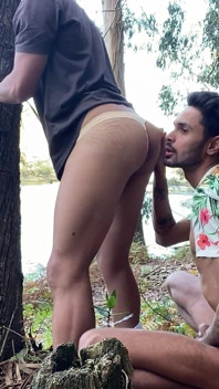 Magrinha com um pau grande comendo um estranho na floresta