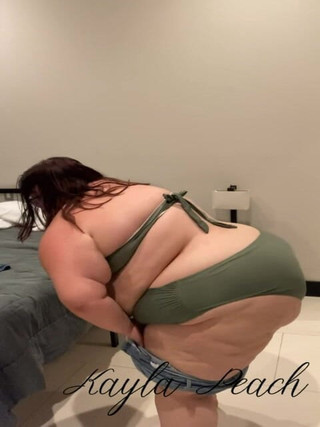 Kayla Peach studios: Feedee Kayla Peach Outgrows Kraťasy