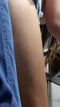 Přítelkyně jezdí na čůrákovi svého kamaráda a masturbuje