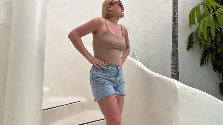 Emma Voyeur: Desperate Wetting Denim Shorts Na Tarasie: Nie Mogę Już Tego...
