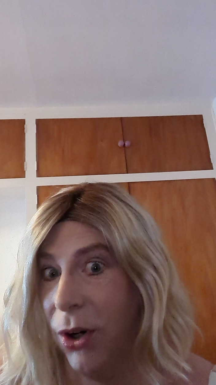 NikkiGee: クリトリスを吸い、精液を飲み込み、ひざまずいて大きく開きます!