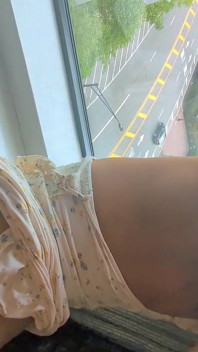 浮気中の妻がホテルの窓の前でセックスを楽しむ—夫が会議から早く戻るまで
