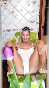 Die Attraktive Hausfrau Lukerya Flirtet Online Und Zeigt Ihre Appetitlichen Füße.
