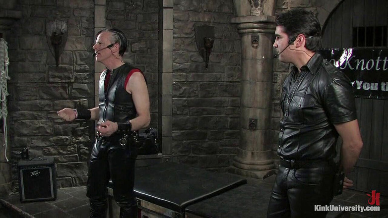 Kink University: Demostración de dos chicos nudos bdsm