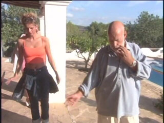 Lucky Cooch: Deux jolies nanas lors d'un entretien en plein air