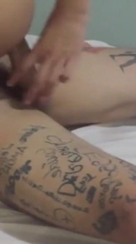Jeune shemale belle et sexy donnant son cul aux tatoués et surdoués