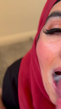 의붓아들 정액을 삼키지 않으려고 애쓰는 Aaliyah Yasin