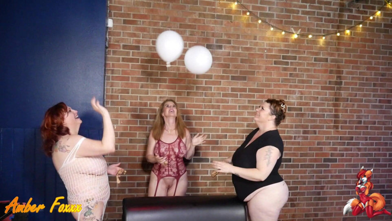 Amber Foxxx: Trei fete și baloanele lor