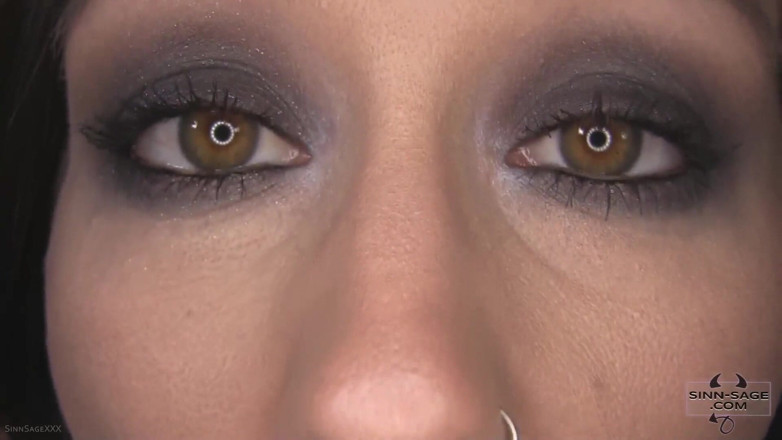 Sinn Sage: Regardez-moi Dans Les Yeux Avec Sinn Sage