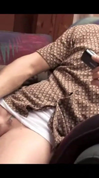 Pěkné sledování porna na telefonu pod škubáním penisu