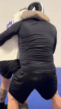 Kourtneyinked zápasí s patetickým chlapem