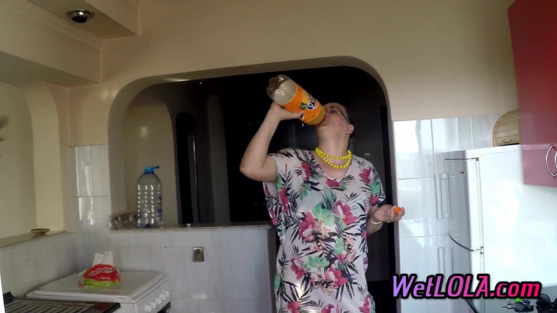 Wet Lola: 成熟した女性は台所の床に巨大なボリュームをおしっこ