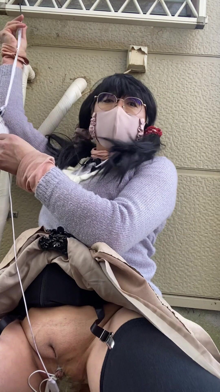 megu2002: Číslo 117 Schovává se ve stínu sousedova domu a masturbuje