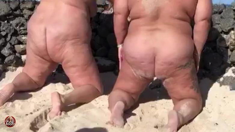 Uk Joolz: Biarin kencing bareng-bareng di pantai