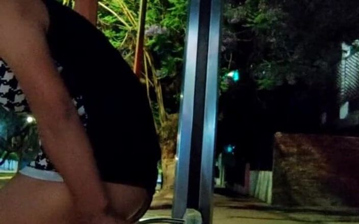 Traviezisha: Puta mariquita sentada en un consolador enorme en la estación...