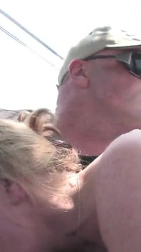 La bionda viene spruzzata in una scena all'aperto