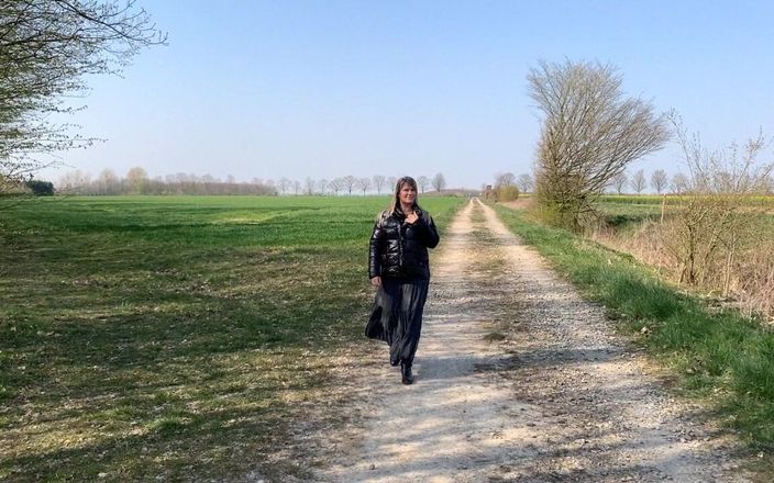 SweetSusi: Pissed While Walking Outside