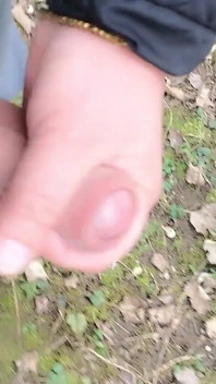 Una masturbazione rischiosa dopo il lavoro masturbazione e sborrata