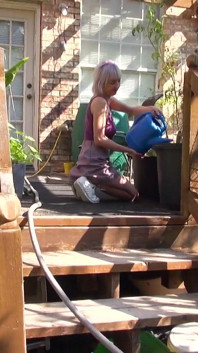 Doamnă matură slabă se joacă cu pizda ei după ce a făcut munca în grădină fără chiloți