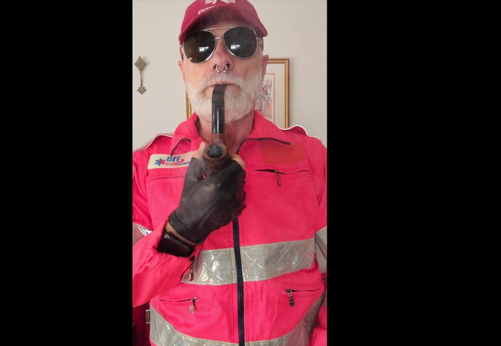 MusclesCigarsFFPig: Отчим курит свою трубку в Hi Viz Gear