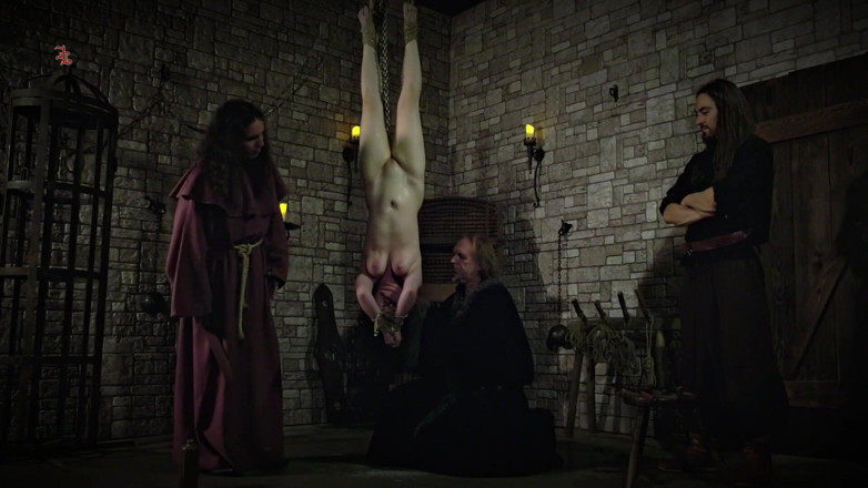 Inquisition and prison world: Mooin czarownica wyczerpana pokojówka jest podciągnięta do góry nogami do...