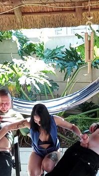 Ama De Casa Disfrutando De Dos Pollas
