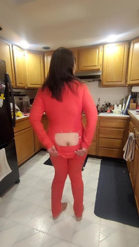 Purtând My Longjohns cu o labă de cur în timp ce mă fut în jurul bucătăriei