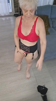 Teď, když jsem skoro nahá, přijdete?