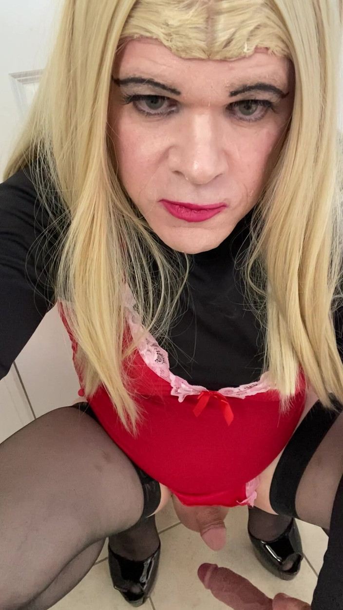 MadisonCD2025: Amateur Sissy Travestiet probeert op een dildo te spuiten voor...