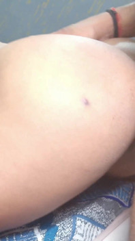 그녀의 보지를 핑거링하는 배다른 여동생을 붙잡고 내 자지를 따먹는 동안 따먹히다