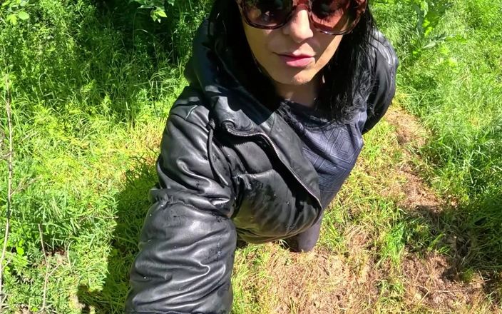 MilfyCalla: Pipe torride en plein air et jeu de sperme avec...