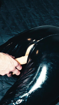 Önce beni dildoyla sikiyor, sonra yarağıyla bana nüfuz ediyor ve kıyafetime bolca boşalıyor
