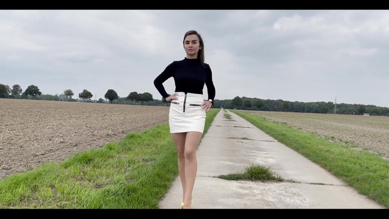 Goddess Lena: Procházka v podpatcích, část 2