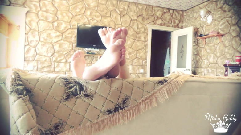 Goddess Misha Goldy: Sega ai nostri piedi cornuto betta footbitch