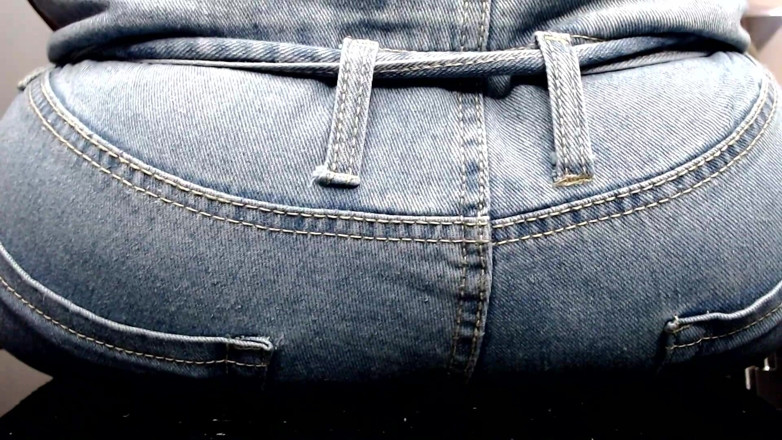 Maeling: Chłopcy zrujnowane w dżinsach ass-fyxiation z Giant Ass Nieświadoming